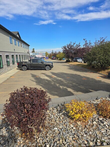 More Photos Of 110 Pelican Pl, Sylvan Lake Office For Lease