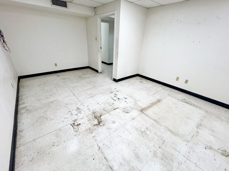 More Photos Of 300 W 61st St, Odessa Industrial For Sale