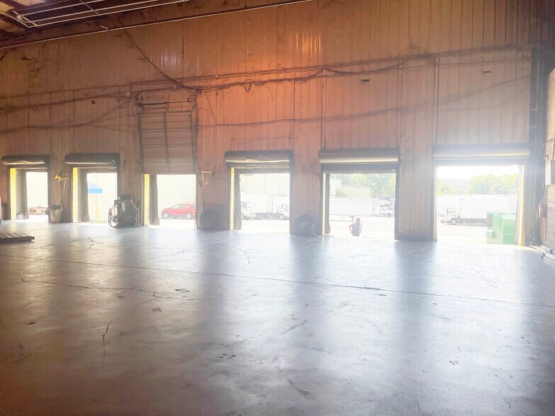More Photos Of 9061-9073 Euclid Ave, Manassas Warehouse For Lease