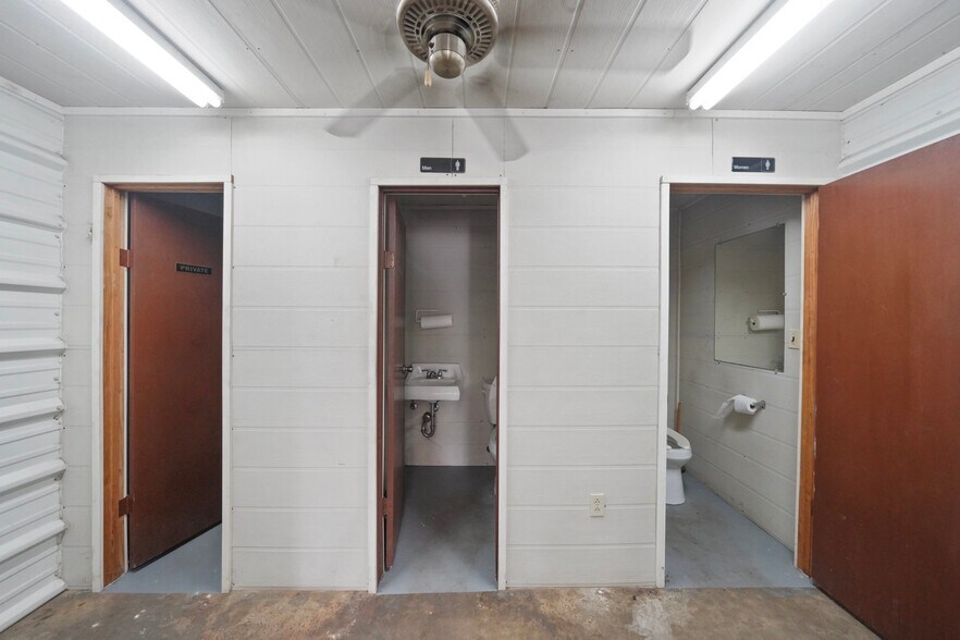 More Photos Of 213 FM 1314, Conroe Manufacturing For Lease