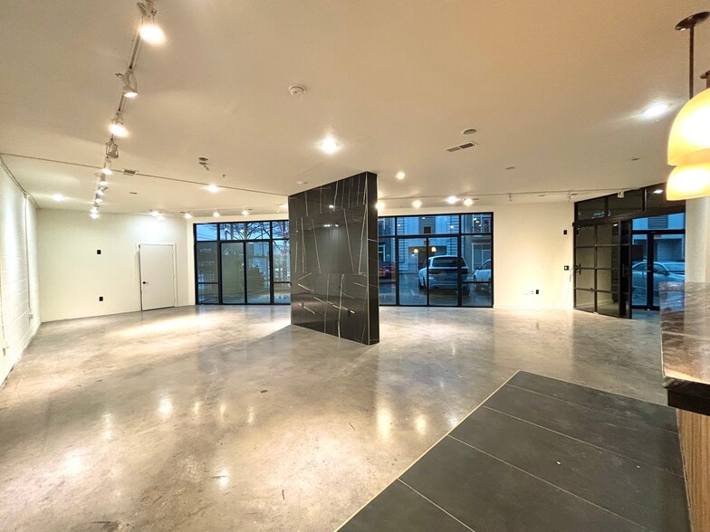 More Photos Of 1430 Dragon St, Dallas Office For Lease