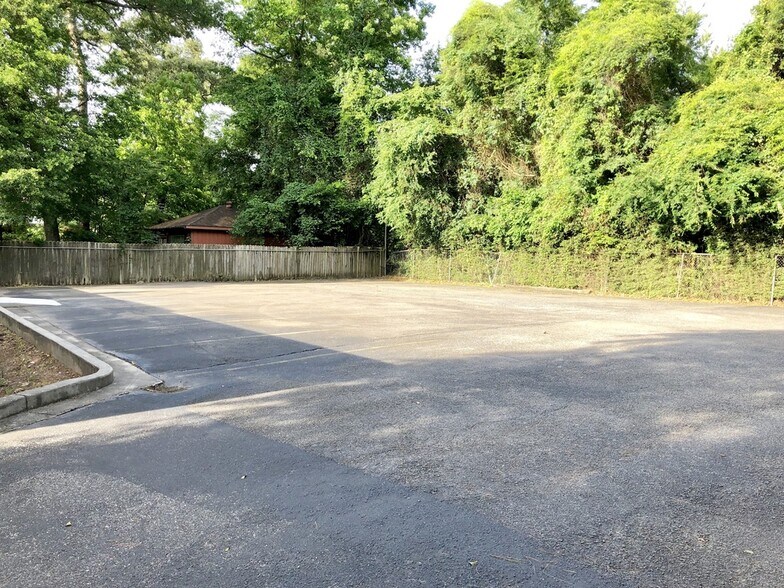 More Photos Of 26519 Oak Ridge Dr, Spring Storefront Retail Office For Sale