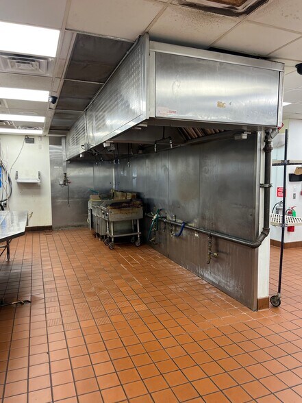 More Photos Of 10811 NE 23rd St, Spencer Restaurant For Lease