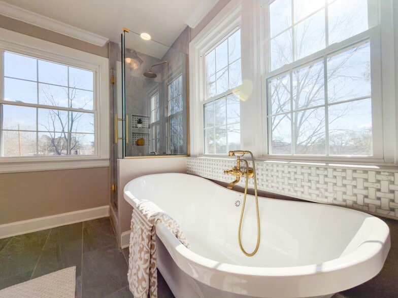 More Photos Of 621 E College St, Pulaski Hotel For Sale