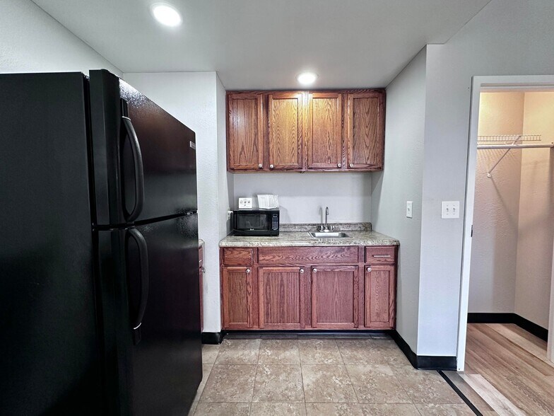 More Photos Of 2075 Highway 192 W, London Hotel For Sale