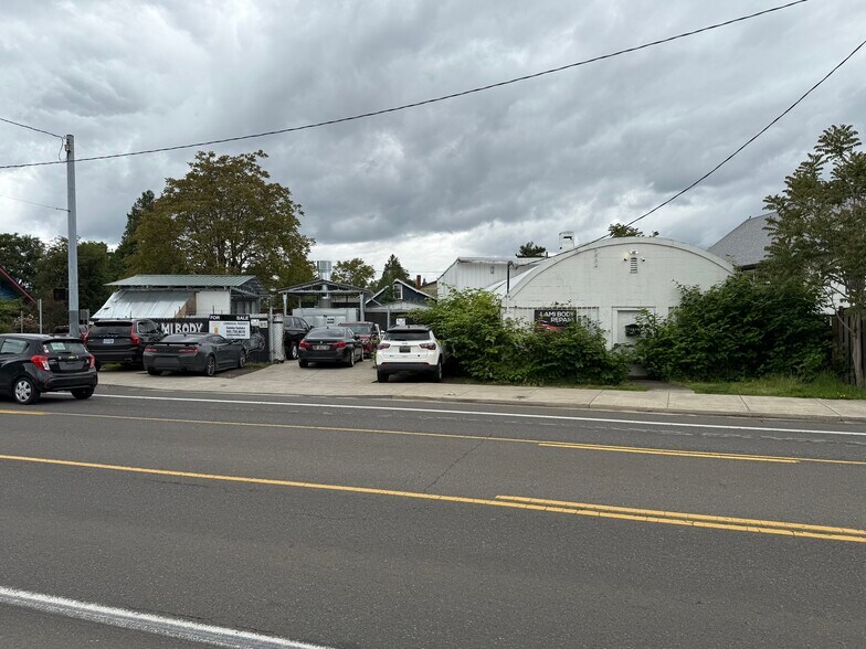 More Photos Of 8705 SE Foster Rd, Portland Service For Lease