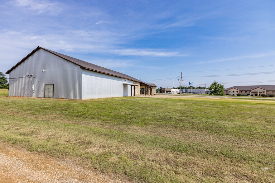 More Photos Of 1910 E Jackson St, Hugo Freestanding For Sale