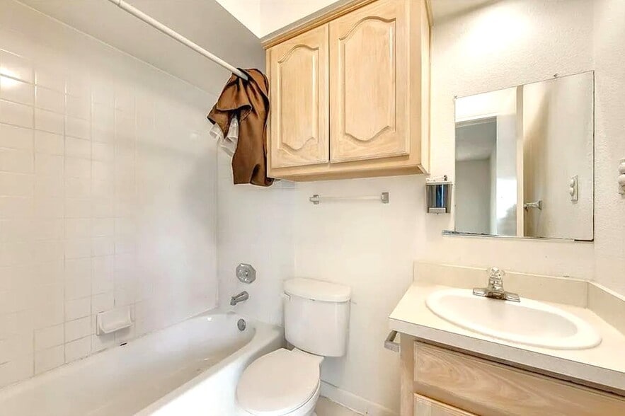 More Photos Of 722 E Wheatland Rd, Duncanville Office For Sale