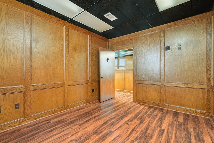 More Photos Of 441 Butternut St, Abilene Office For Sale