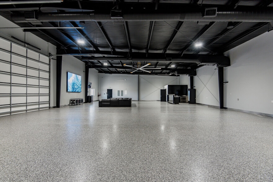 More Photos Of 1551 E World Blvd, Fort Mohave Showroom For Sale