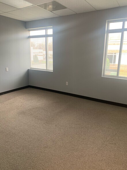 More Photos Of 16325 Northcross Dr, Huntersville Office For Lease