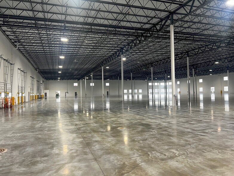 More Photos Of 4940 Cake Pky, Deforest Warehouse For Lease