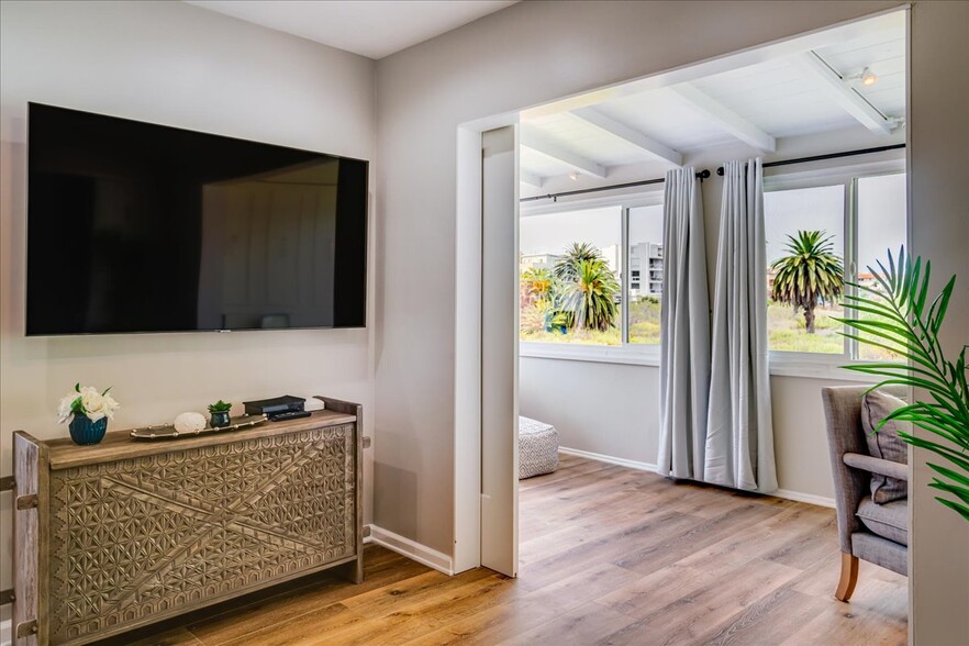 More Photos Of 323-325 Culver Blvd, Playa Del Rey Storefront Retail Residential For Sale