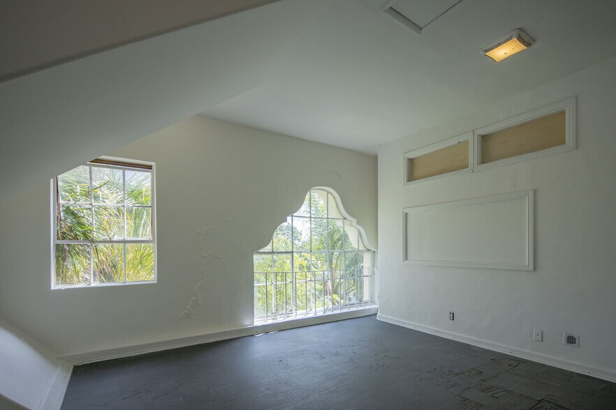 More Photos Of 1441 N McCadden Pl, Los Angeles Showroom For Sale