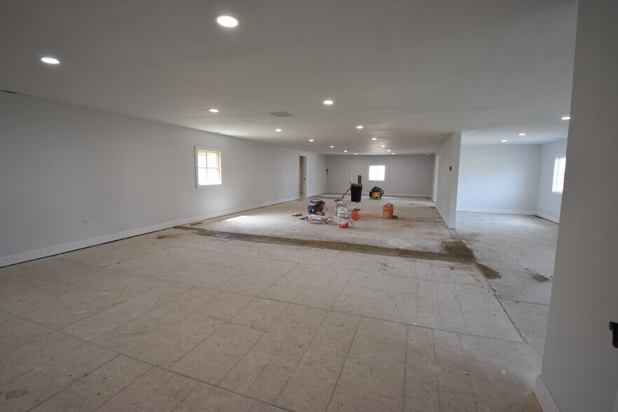 More Photos Of 1311 W Main St, Greenfield Freestanding For Lease