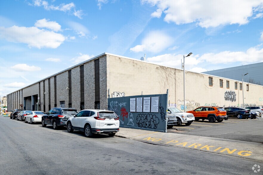 Primary Photo Of 16-70 Weirfield St, Ridgewood Warehouse For Lease