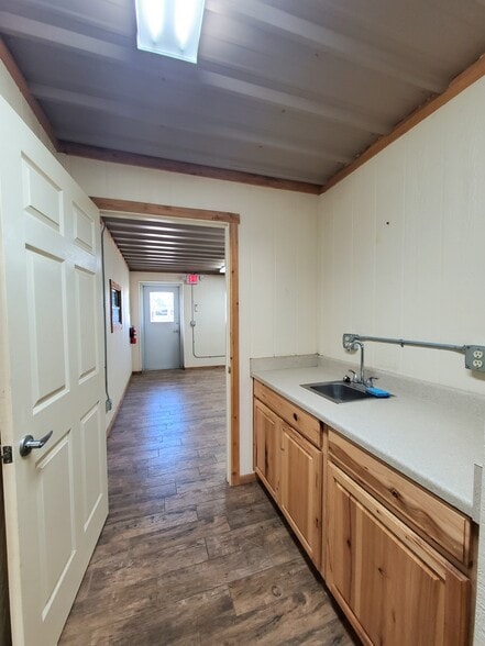 More Photos Of 11130 N Highway 75, Willis Light Distribution For Lease