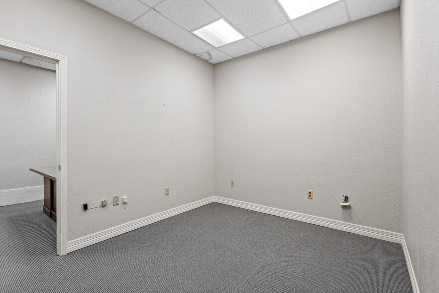 More Photos Of 111 S Travis St, Sherman Office For Sale