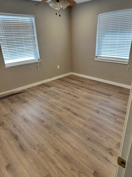 More Photos Of 4024 Main St, Durant Storefront Retail Office For Lease