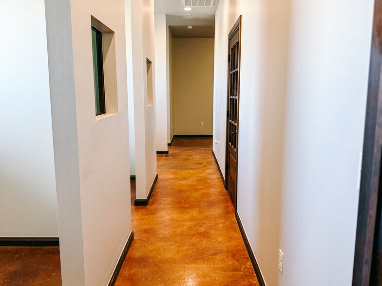 More Photos Of 600 W 18th St, Edmond Flex For Lease