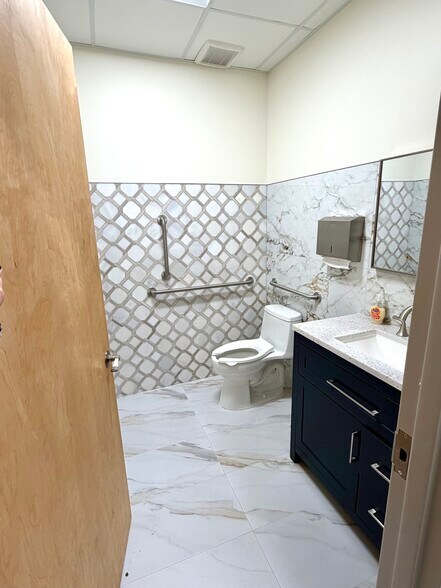 More Photos Of 1300 City View Ctr, Oviedo Office For Lease