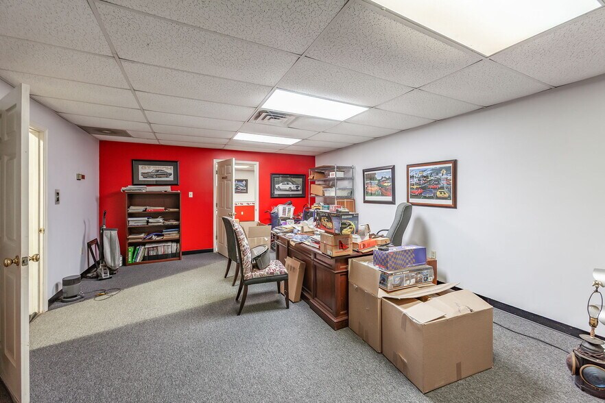 More Photos Of 39 N Madison Dr, Humboldt Showroom For Sale