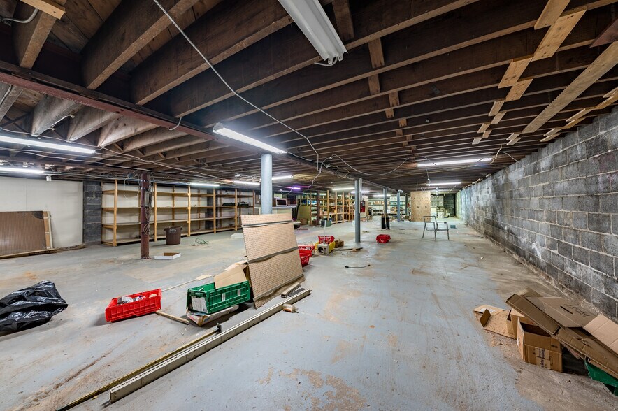 More Photos Of 303-305 Merchant St, Fairmont Showroom For Sale