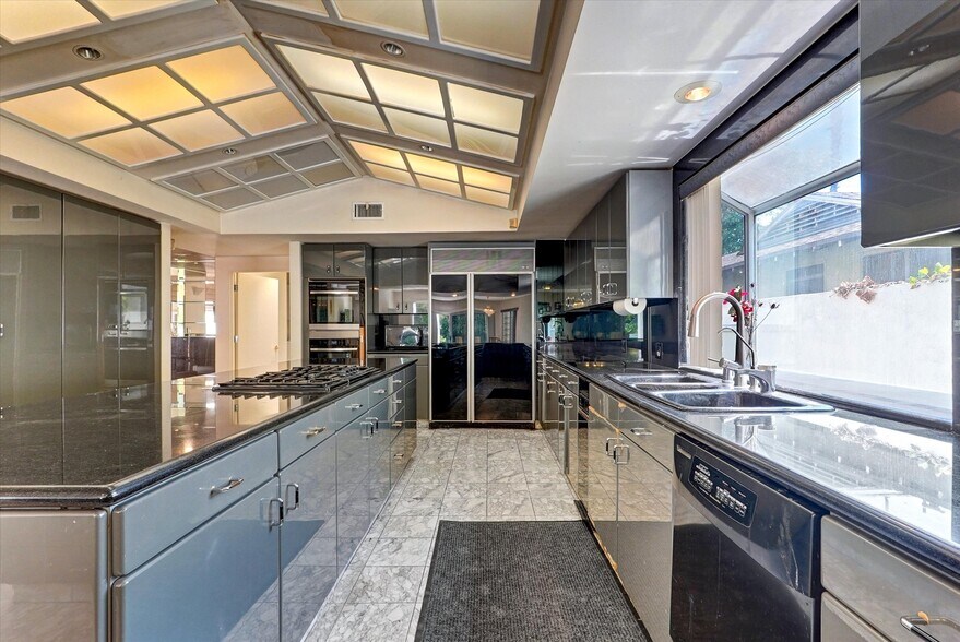 More Photos Of 4623 Hayvenhurst Ave, Encino Apartments For Sale