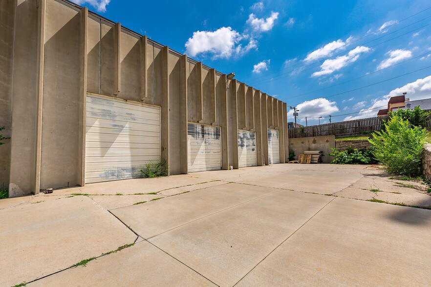 More Photos Of 8901 Washington St, Kansas City Showroom For Sale