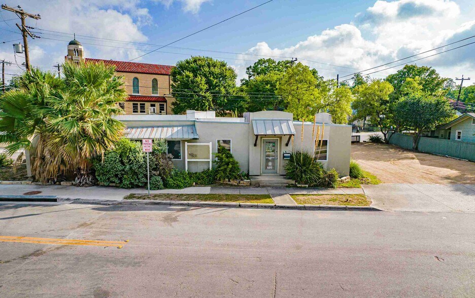 More Photos Of 601 E Ashby Pl, San Antonio Restaurant For Lease