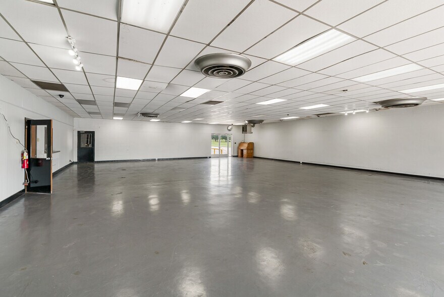 More Photos Of 4000 Memorial Blvd, Springfield Freestanding For Sale