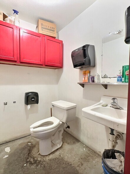 More Photos Of 1006 S Lawler, Mitchell Warehouse For Sale