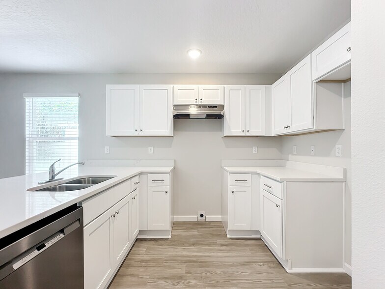 More Photos Of 6421 Breezy Oaks Way, Jacksonville Apartments For Sale