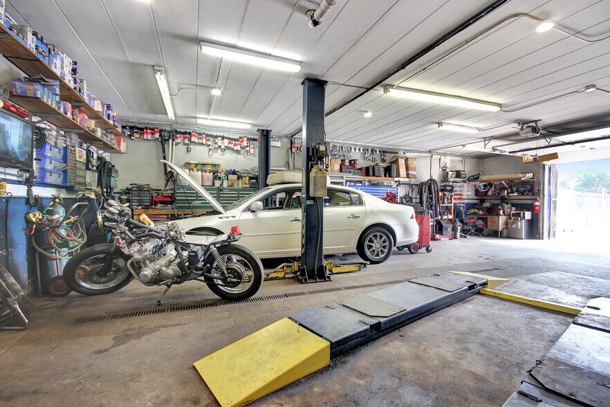 More Photos Of 635 Burnham Ave, Calumet City Auto Repair For Sale