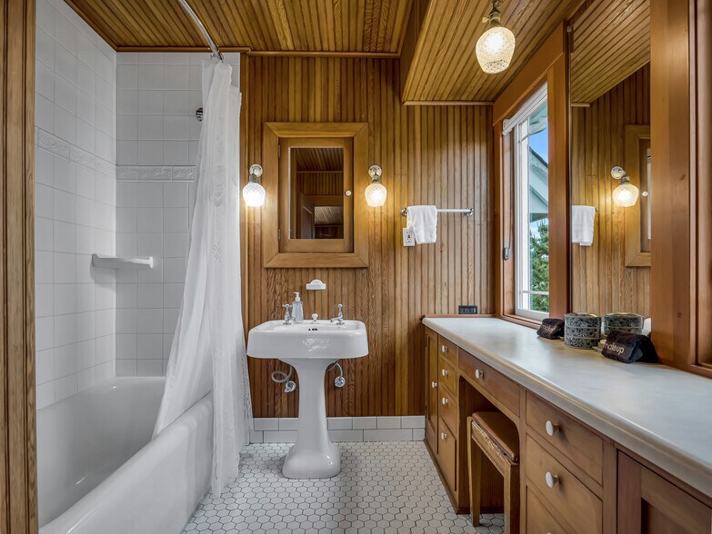 More Photos Of 1021 Promenade, Seaside Specialty For Sale