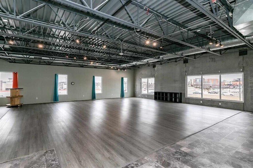 More Photos Of 2441 James St, Coralville Storefront Retail Office For Lease