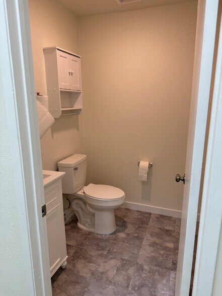 More Photos Of 19445-19449 Ventura Blvd, Tarzana Storefront For Sale