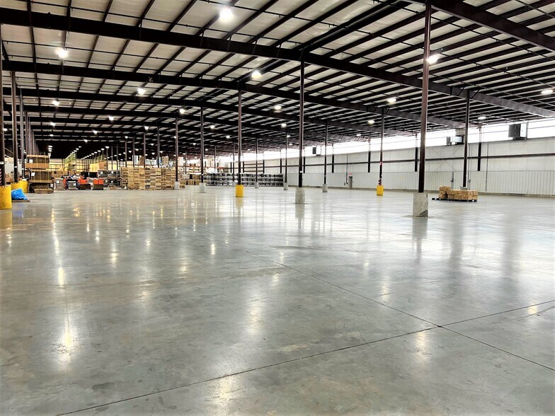 More Photos Of 419 S Lincoln St, Lowell Showroom For Lease