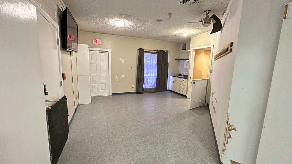 More Photos Of 4119 W FM 2147, Cottonwood Shores Storefront Retail Office For Lease