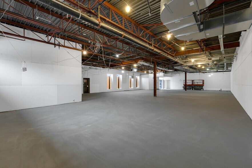More Photos Of 3545 Boul Dagenais O, Laval Freestanding For Lease