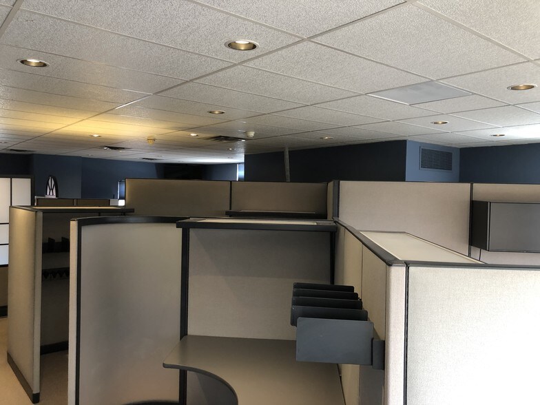 More Photos Of 512 Higgins Rd, Park Ridge Office For Lease