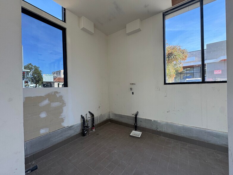 More Photos Of 500 S Glendale Ave, Glendale General Retail For Lease
