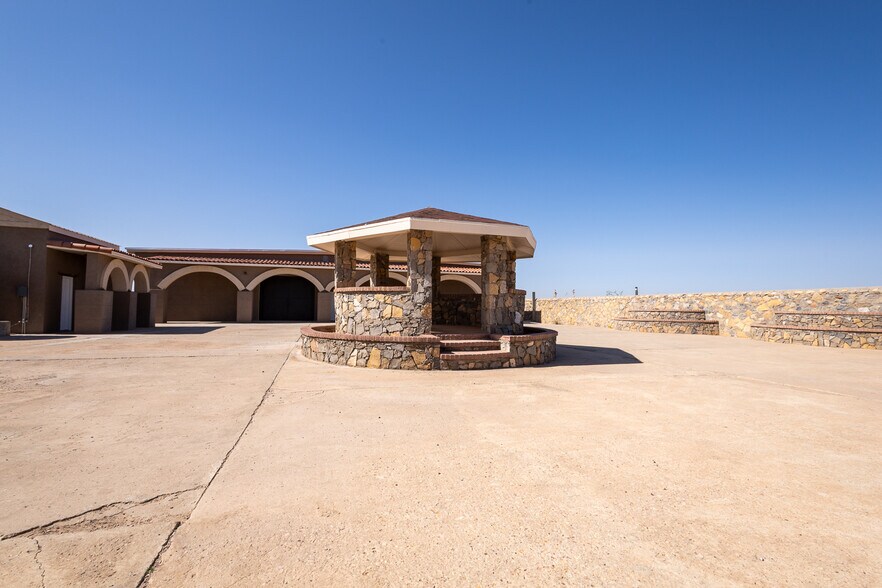 More Photos Of 13644 David Dr, El Paso Showroom For Lease