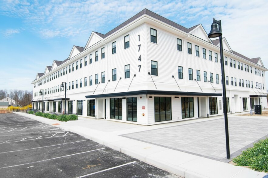 Primary Photo Of 1747 W Main Rd, Middletown Apartments For Lease