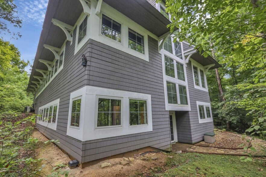 More Photos Of 1480 Manning Pky, Powell Loft Creative Space For Sale