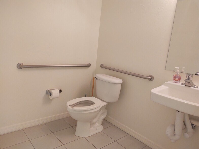 More Photos Of 515 E 27th St, Bradenton Office For Sale