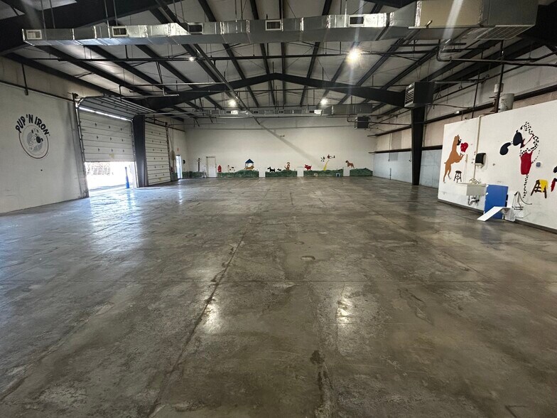 More Photos Of 21 Perchwood Dr, Fredericksburg Showroom For Lease