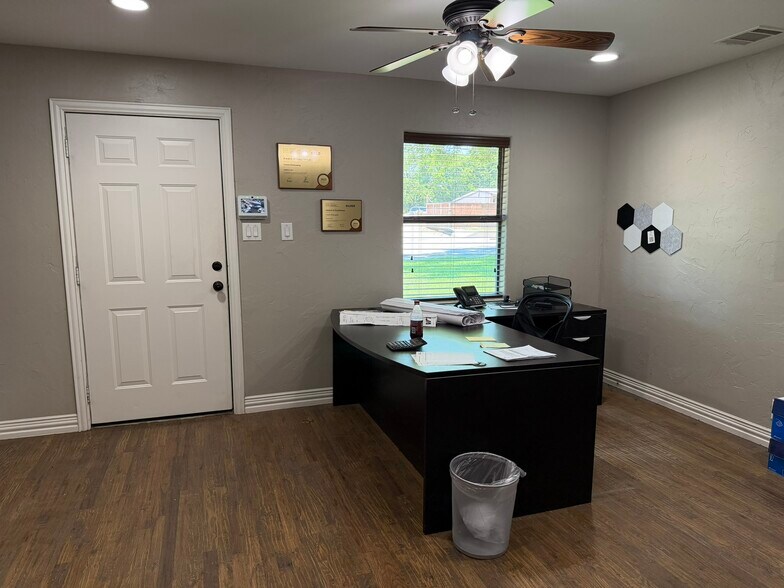 More Photos Of 414 N Kealy Ave, Lewisville Office For Sale