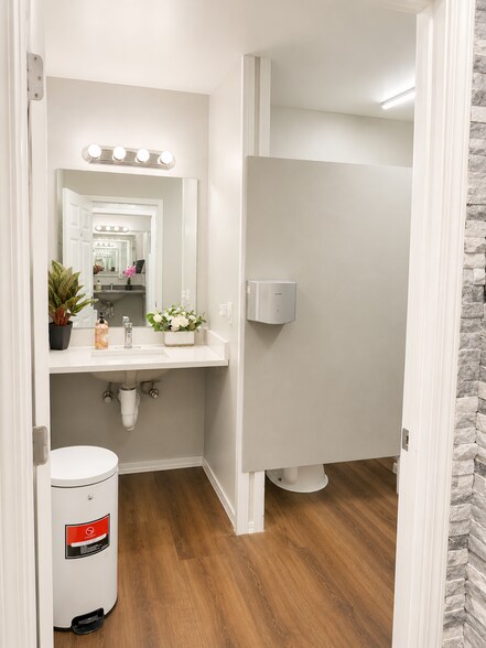 More Photos Of 7402 New Laredo Hwy, San Antonio Freestanding For Sale