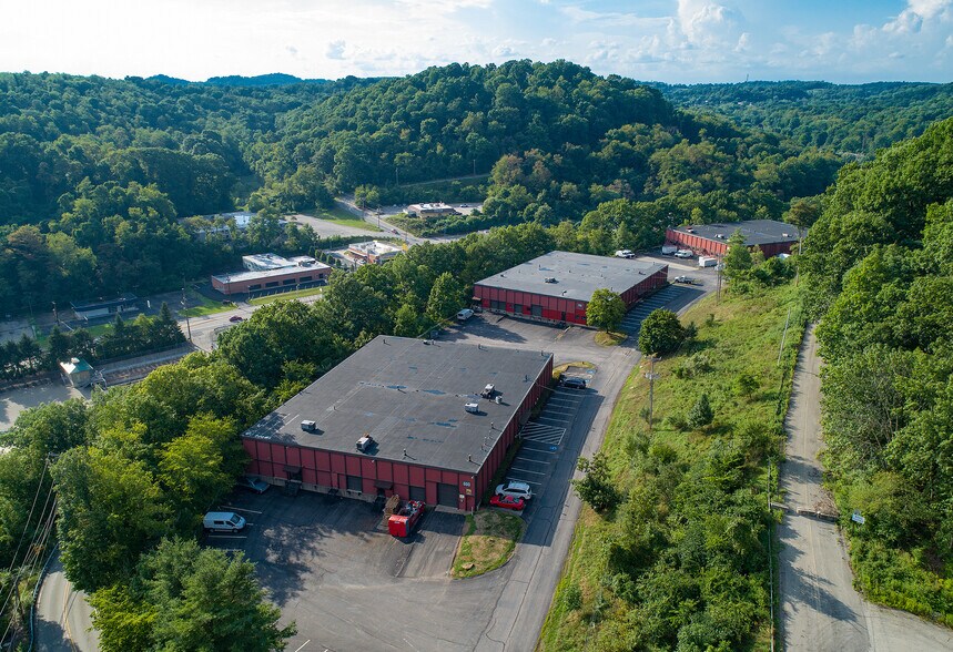 More Photos Of 600-630 Plum Industrial Ct, Plum Light Distribution For Lease